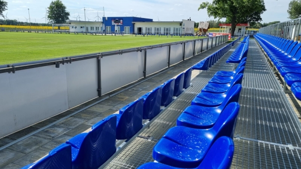 Erste Tribüne steht im Sportpark